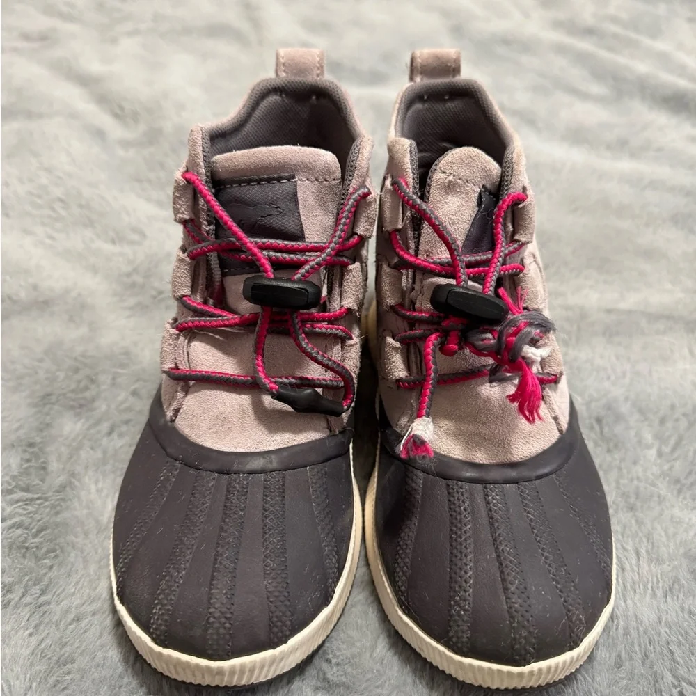 Sorel Waterproof Suede Ankle Boots in Gray with Pink Laces Size 2